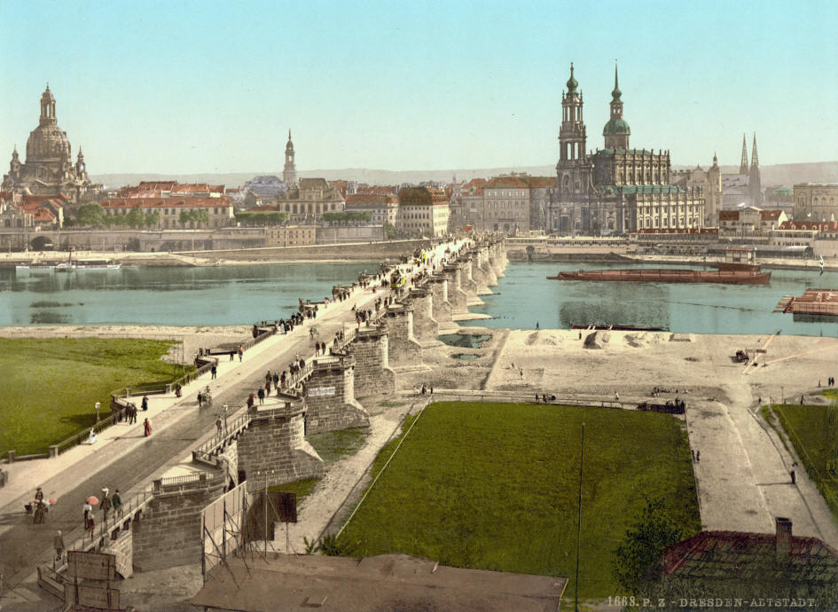 A szász főváros különösen jó példája a szövetséges bombaháború kétes erkölcsösségének.