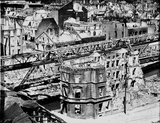 Wuppertal büszkeségét, a függővasútat sem kímélték